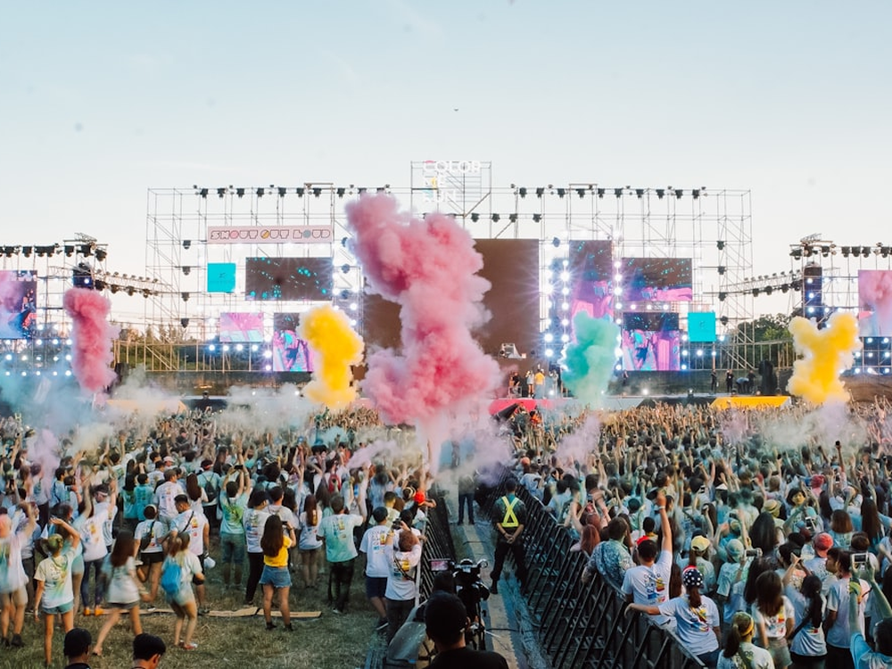 Sunshine crowds — Spring Awakening Fest